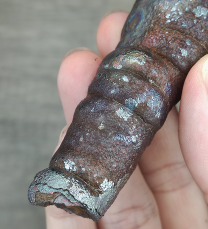 亞嚕家大佛柱 | 古銅金顯色 ｜ 實力派驅小人與巔峰正財能量擺件 ｜ 馬來西亞力泥 ｜天然礦石 ｜ 附送 HARUKA 專屬木架
