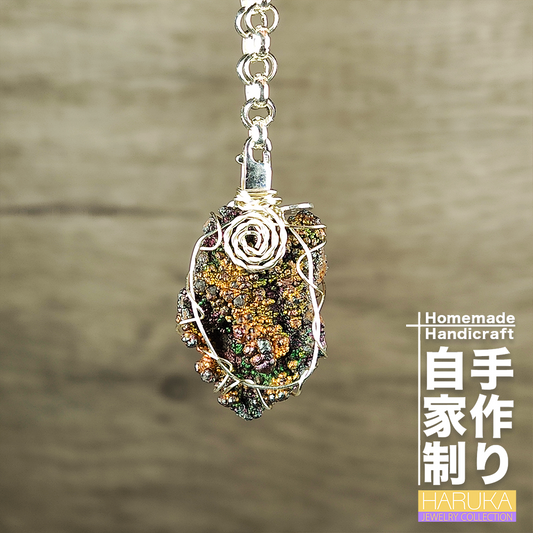 【豐盛矩陣】頂級黃金系七彩力泥吊墜｜金綠粉三色共振：核心膽料集能、巔峰招財顯化、貴人善緣扶持、事業生機開拓、隨身精緻靈石護身符
