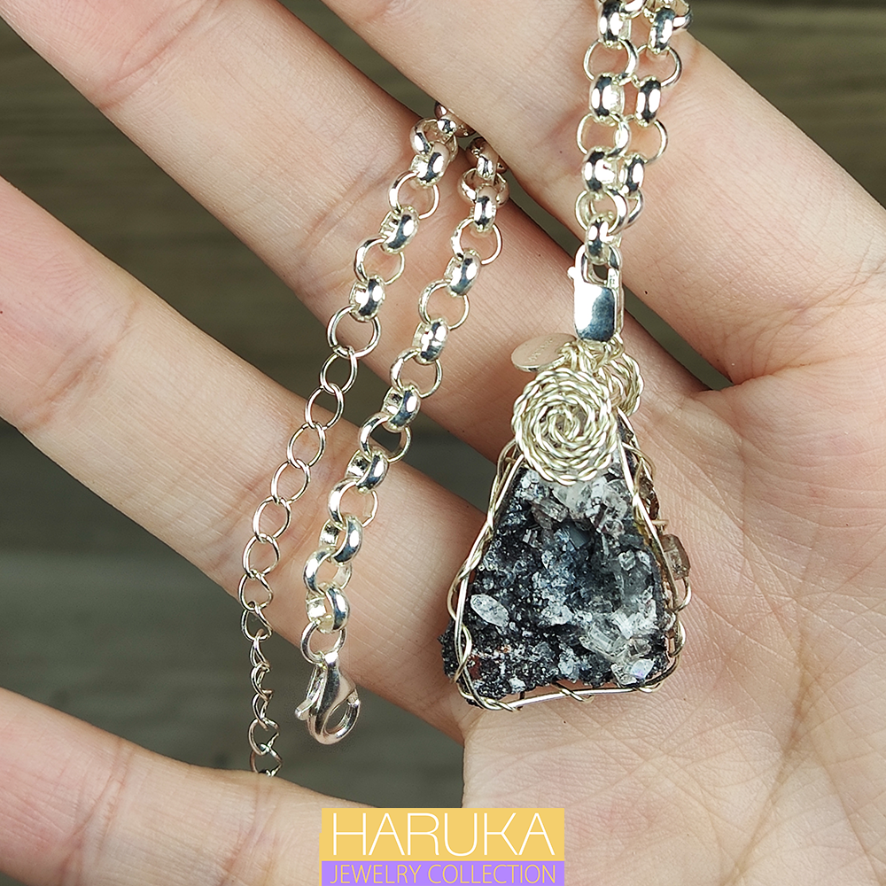 | 碎鑽系 | 黑力泥 x 通透玻璃水晶體 | 閃bling bling | 活扣飾物