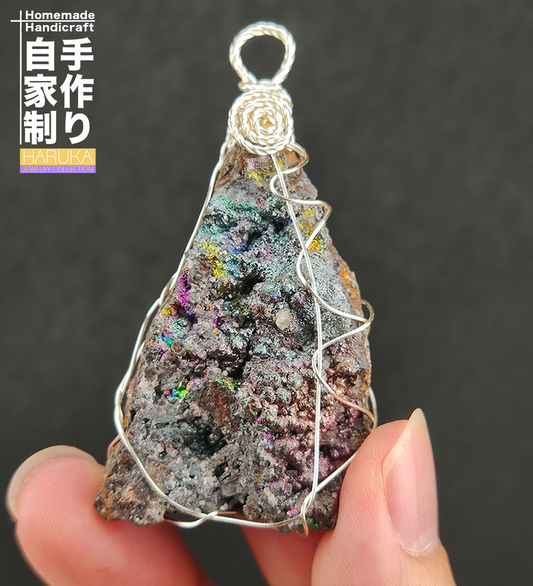 碎钻系七彩力泥吊坠 | 闪闪极彩显色 | 重量级能量原石 | 全维度运势提升 | 灵感显化与招财护航 | 宇宙之心马来西亚天然力泥