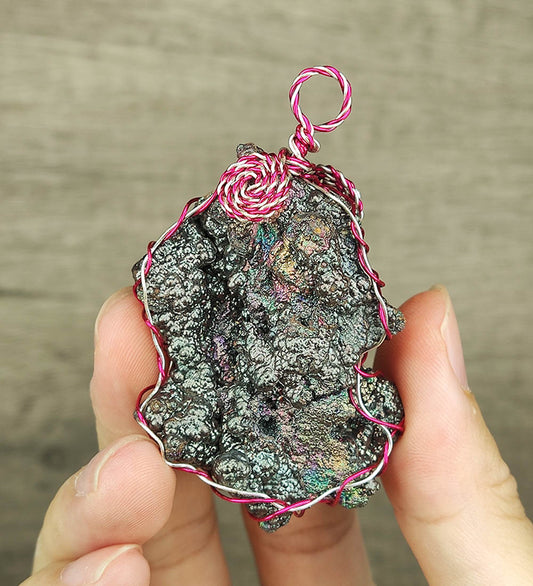 【絕稀】紫麟力泥原石吊墜（4.7cm）｜龍甲雪山形態：銀金粉紫四色顯化、核心膽料老料、全方位守護、招財、提升貴人運之靈性重寶